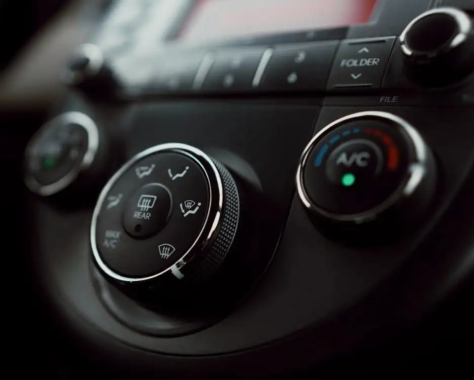 Discover expert tips to diagnose & fix common car AC issues in the GCC, from serpentine belts to refrigerant leaks, ensuring cool drives even in extreme heat!